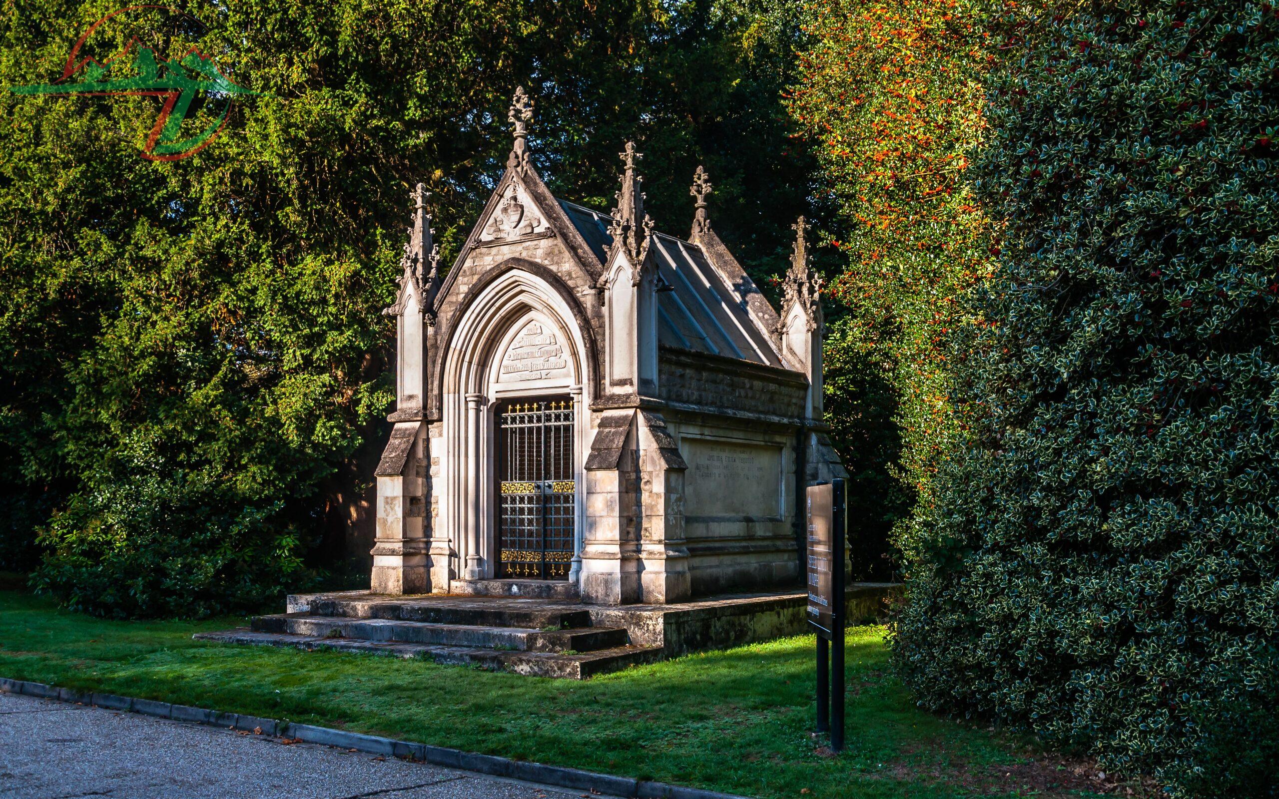 Lăng mộ đá Gothic thường được sử dụng trong Đạo Thiên Chúa Giáo