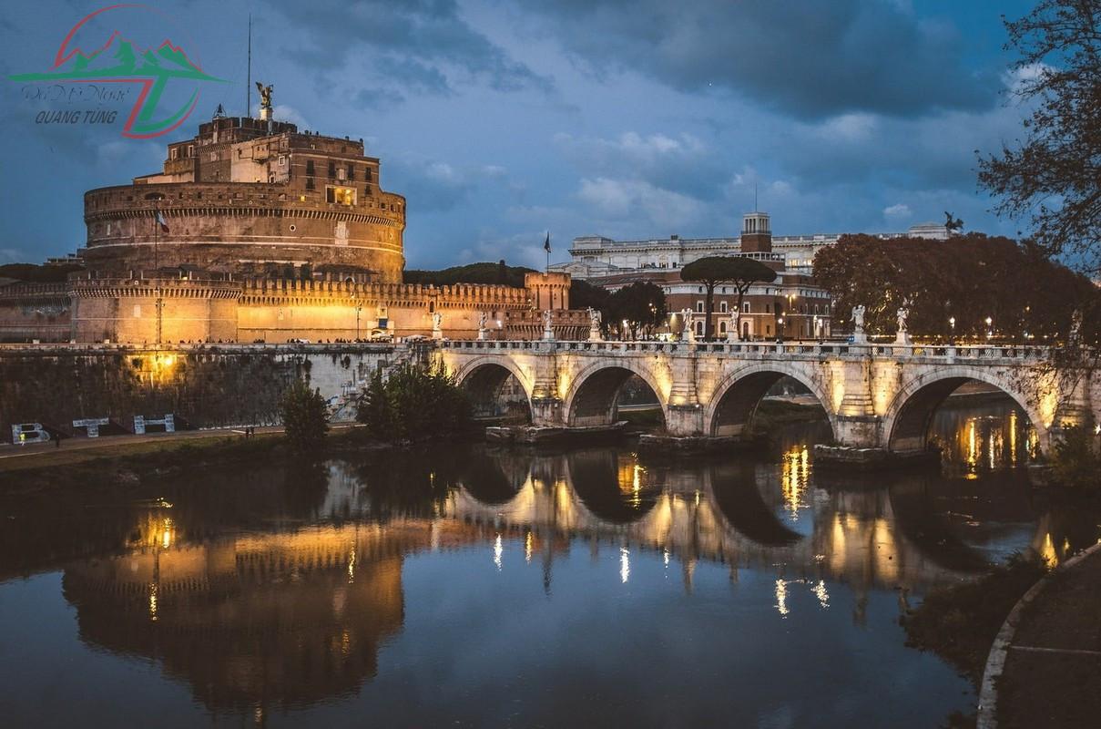 Tọa lạc bên bờ sông Tiber ở thành phố Roma, Italia, lăng mộ hoàng đế Hadrian, thường gọi là Castel Sant’Angelo, là lăng mộ lớn và nổi tiếng nhất của thời La Mã còn tồn tại đến ngày nay. Ảnh: Ulysses Travel.